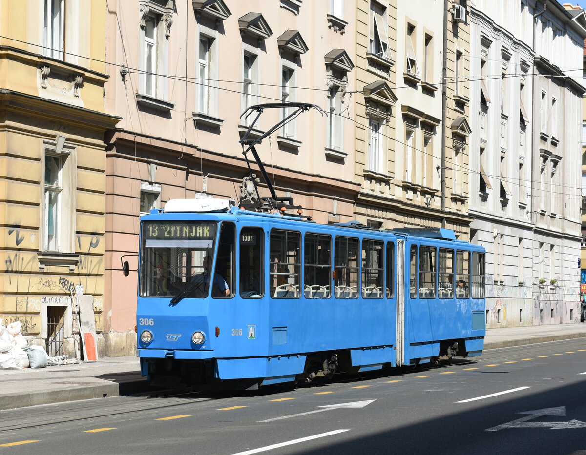 Unweit der Station Sheraton auf der Draškovićeva,  fotografierte ich am 12. August 2024 den Tatra KT4YU-Triebwagen 306 auf der Linie 13 als Kurs 1307 nach Žitnjak