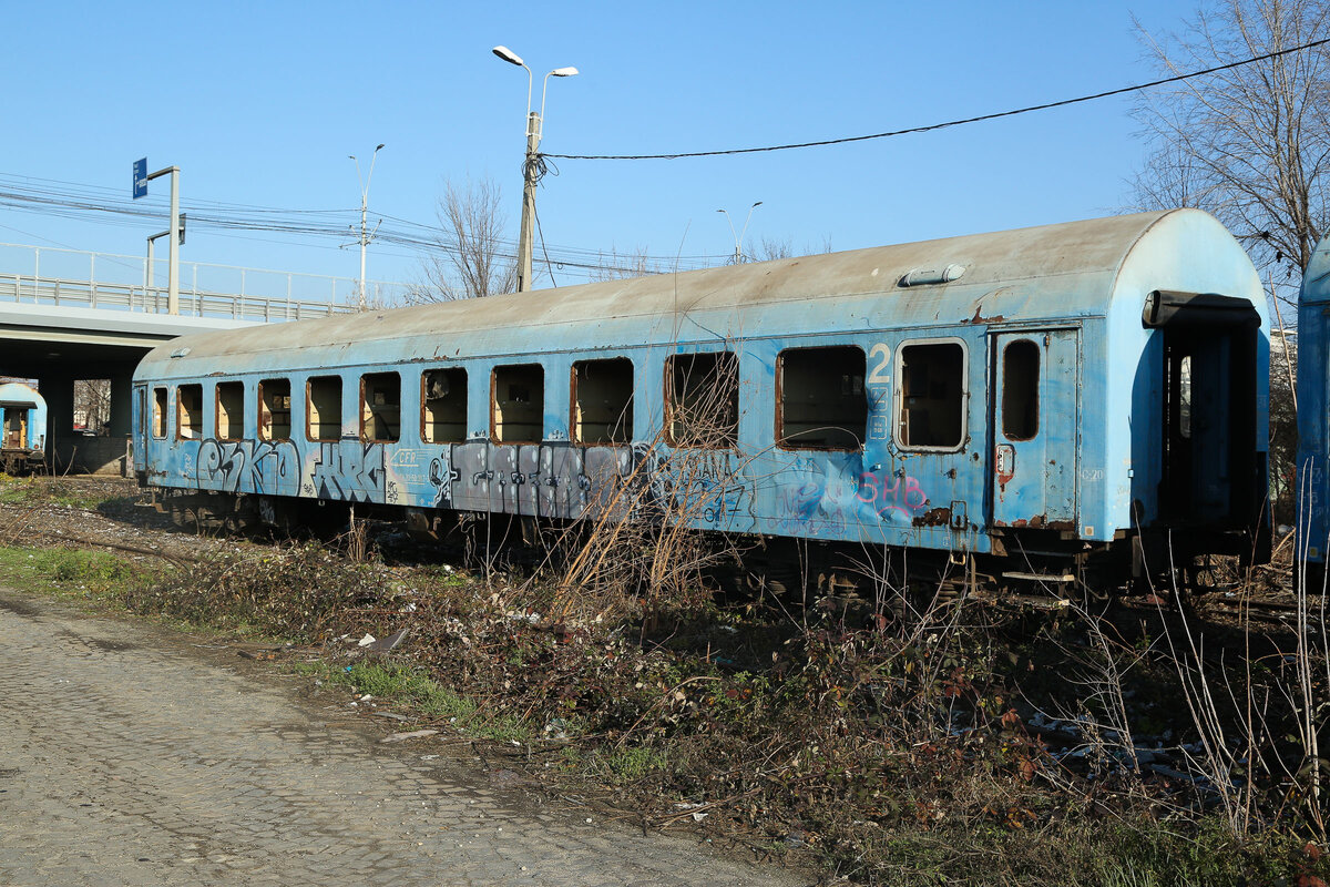 Unzählige alte Wagen in der Gegend des Bahnhofs Gare du Nord in Bukarest am 13.12.24.