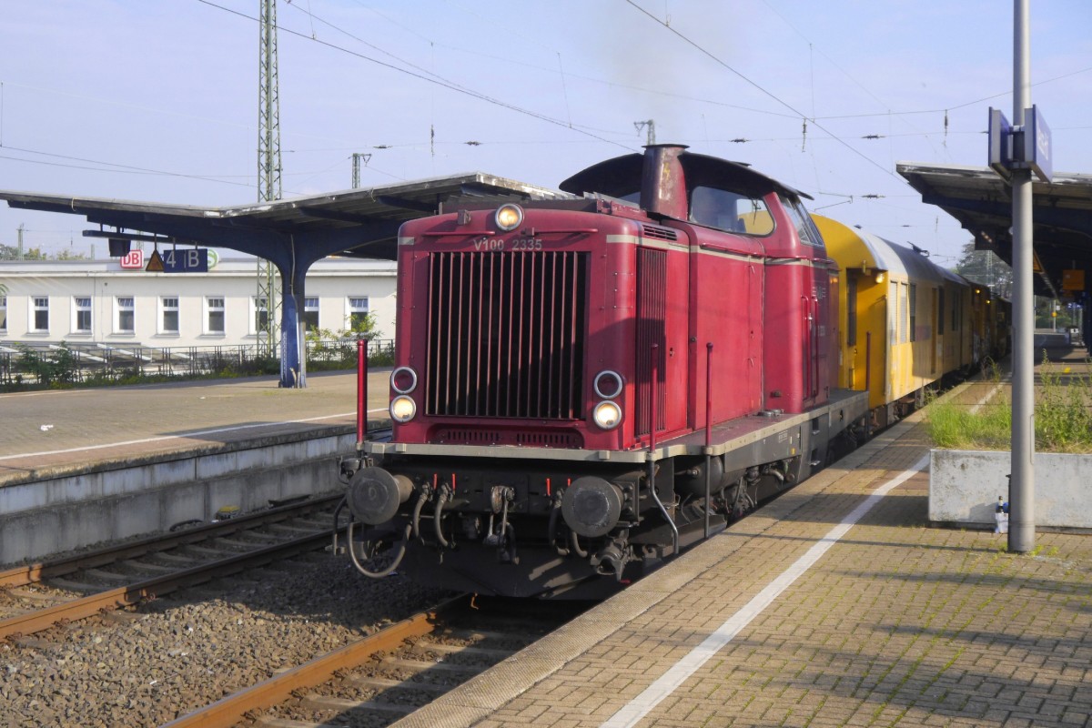 V 100 2335 der NeSA mit einem Bauzug der Fa. SchweerBau im Neusser Hbf (18.10.15=.