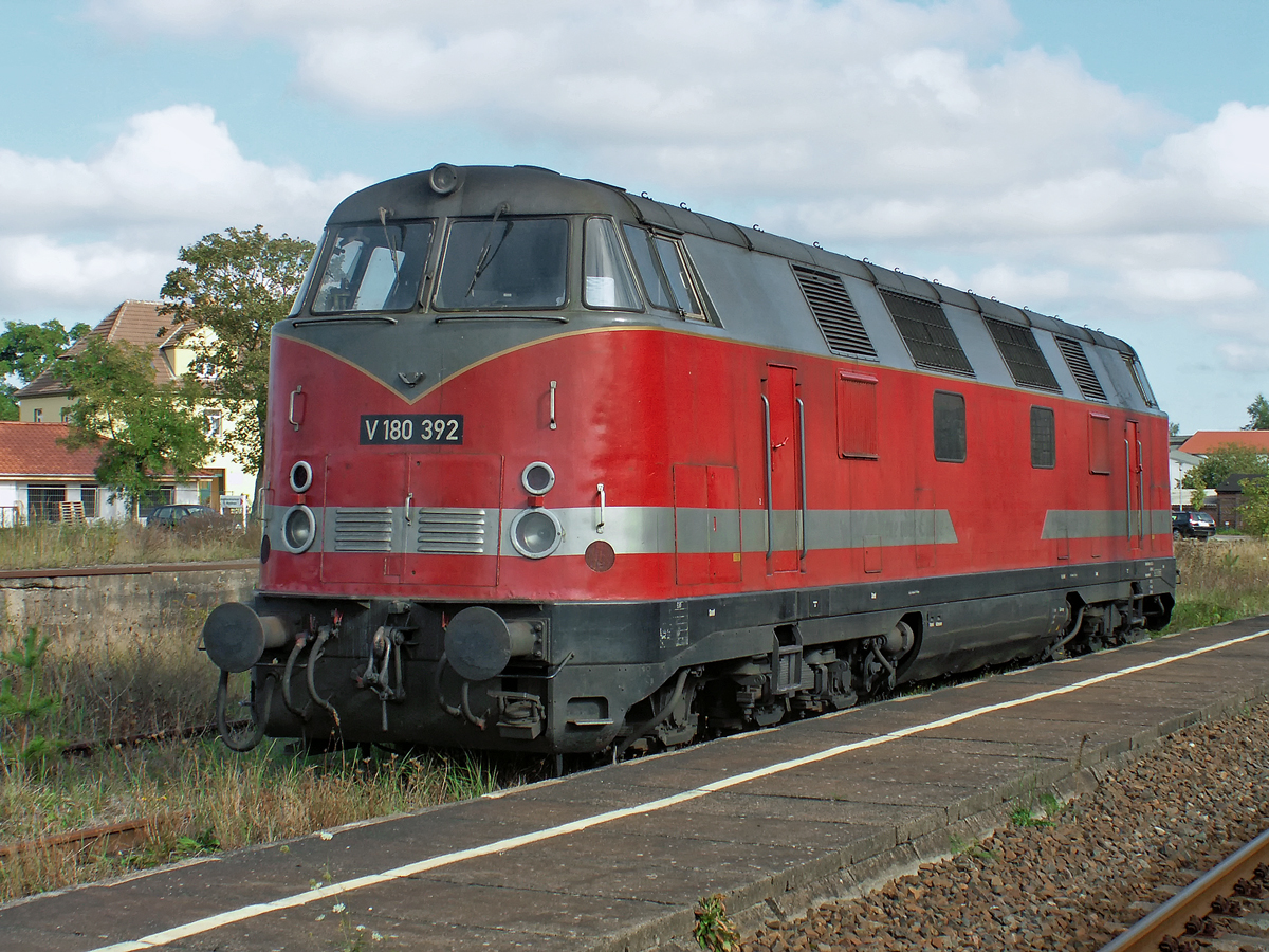 V180 bei Bauarbeiten am Bahnsteig 2 auf dem Bahnhof Torgelow abgestellt. 07.10.2005