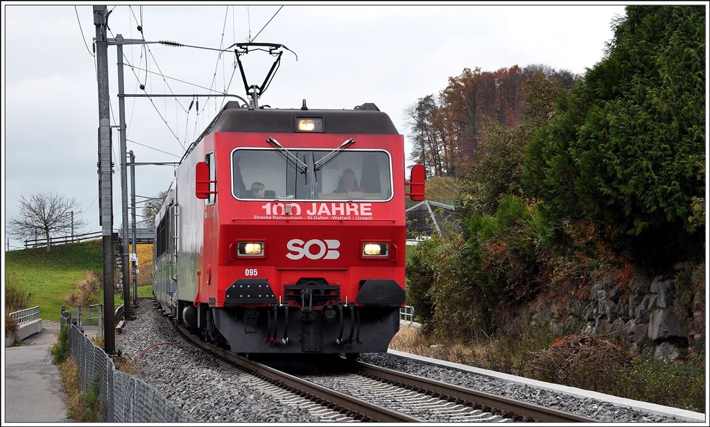 VAE 2425 beim Leutschen oberhalb von Freienbach SOB. Zuglok ist die Re 456 095. Nachdem ich an diesem Tag zum dritten Mal ein Kind im Führerstand erblickte, wusste ich dass es sich um den Eltern und Kind Tag handelte, wo Kinder ihre Eltern einen Tag lang zur Arbeit begleiten durften. (13.11.2014)