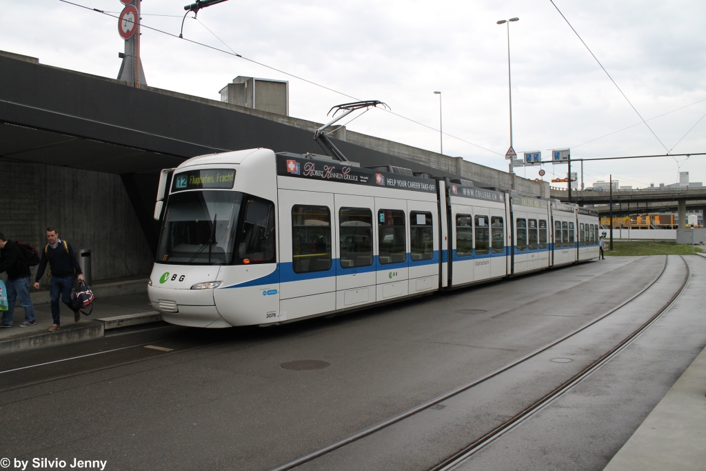 VBG Nr. 3076 (Be 5/6 ''Cobra'') am 25.4.2015 beim Flughafen Zürich.