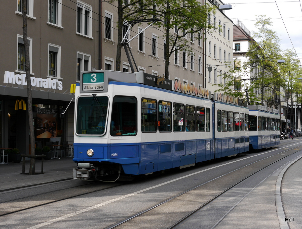 VBZ - Tram Be 4/6 2074 mit Beiwagen unterwegs auf der Linie 3 in der Stadt Zürich am 15.05.2016