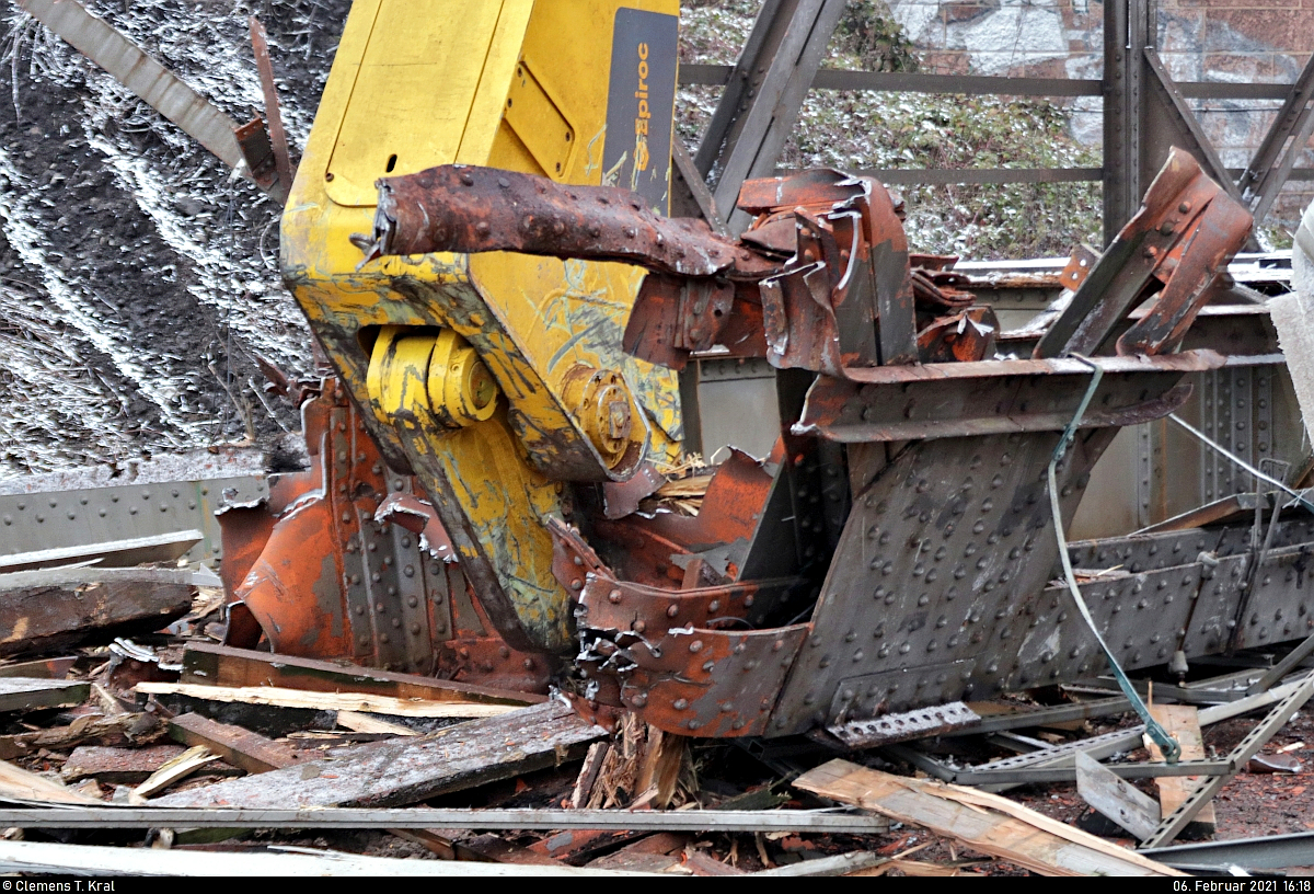 VDE 8 Komplexmaßnahme Halle Rosengarten–Angersdorf
▶ Standort: Halle Rosengarten

Die pure Zerstörung.
Kleinschrittig arbeitet sich die Hydraulikschere in den genieteten Stahl der 1941 errichteten Argentinierbrücke südlich des Hp Halle Rosengarten hinein, um sie dem Schrott zuzuführen.
Aufgenommen hinter einem Bauzaun.

🕓 6.2.2021 | 16:18 Uhr