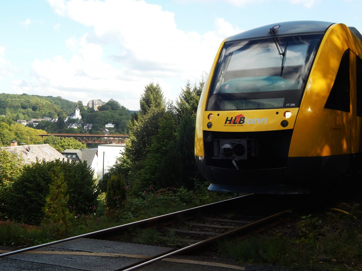 VECTUS-Triebwagen VT 206 der HLB vor Schloss/Schlosskirche/Denkmals-Bahnbrücke
von WESTERBURG/Westerwald am 10.9.15

Sorry für den nur  angeschnittenen  VECTUS der HLB am 10.9.15 an unbeschranktem Bahnübergang am 10.9.15 hoch über WESTERBURG/Westerwald,aber anders ließ sich dieses
Bahnbild mit Schloss Westerburg(1192),der Schlosskirche und der denkmalgeschützten Stahlbrücke(1906) nicht realisieren.
Mehr Jahrhunderte aUF EINEM bAHNBILD GEHT WOHL NICHT
