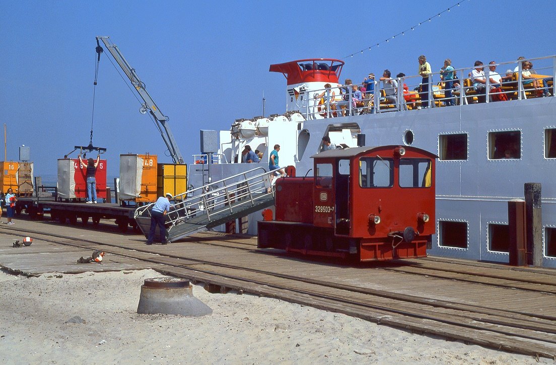 Verladung am Anleger auf Wangerooge, 329 503 in Warteposition, 20.05.1989.