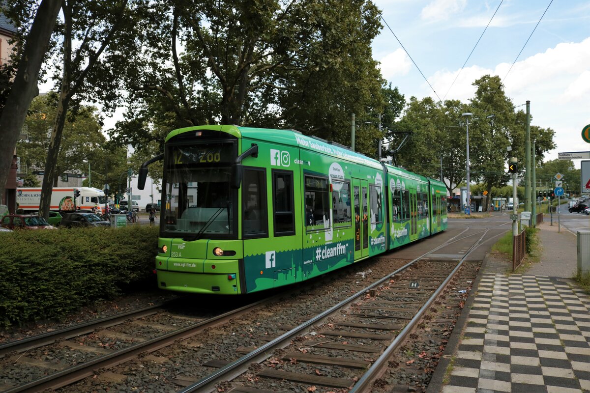 VGF Bombardier Flexity Classic S Wagen 253 am 16.08.21 als Linie 12 zum Zoo