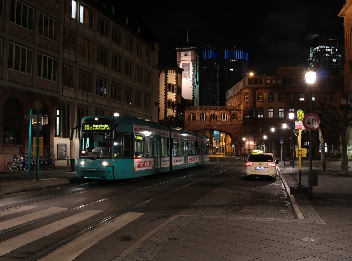 VGF Bombardier Flexity Classic S-Wagen 214 am 23.01.21 in Frankfurt am Main Paulskirche/Römer