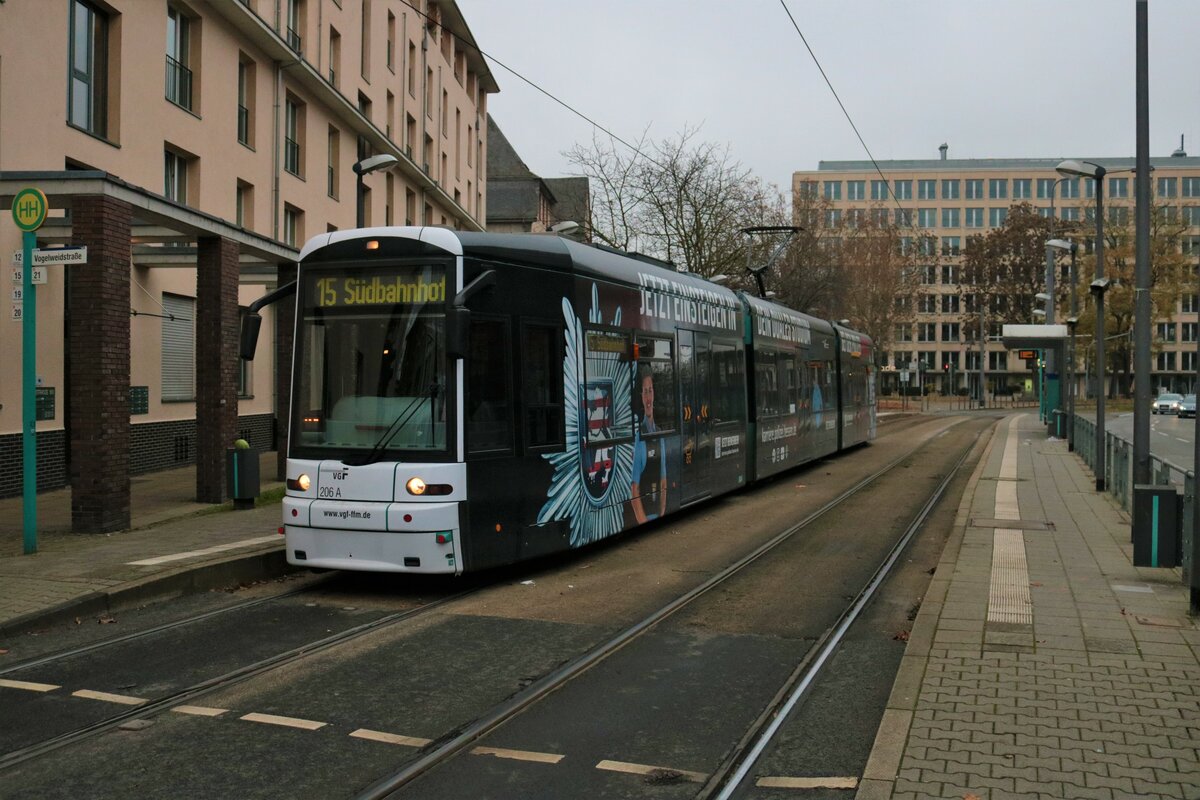 VGF Bombardier Flexity Classic S-Wagen 206 am 21.11.21 in Frankfurt am Main 