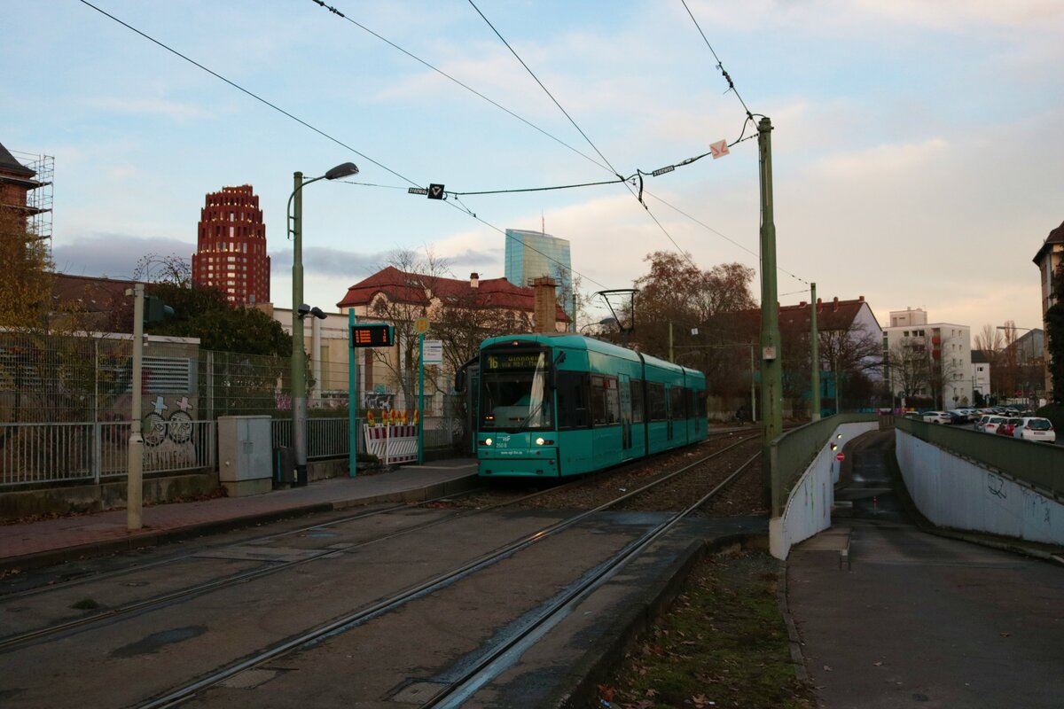 VGF Bombardier Flexity Classic S-Wagen 250 am 27.11.21 in Frankfurt am Main