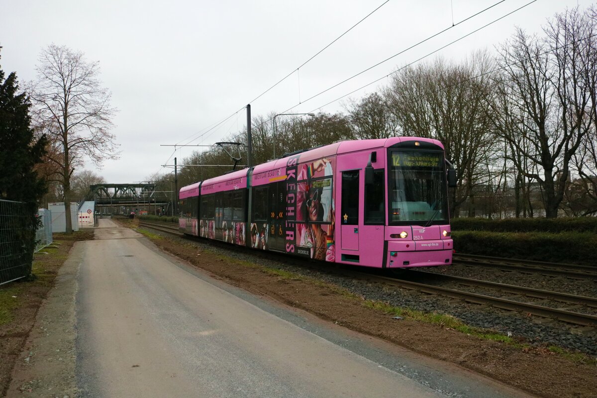 VGF Bombardier Flexity Classis S-Wagen 252 am 18.12.21 in Frankfurt am Main