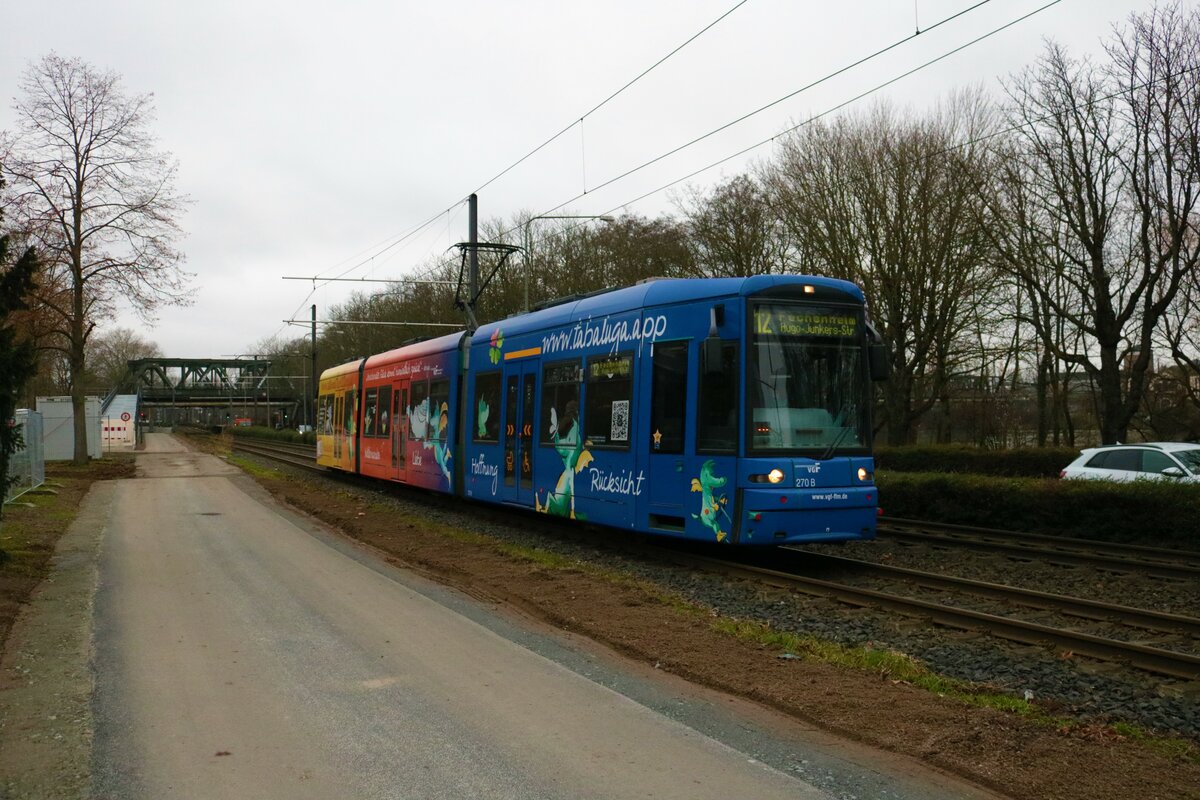 VGF Bombardier Flexity Classis S-Wagen 270 am 18.12.21 in Frankfurt am Main