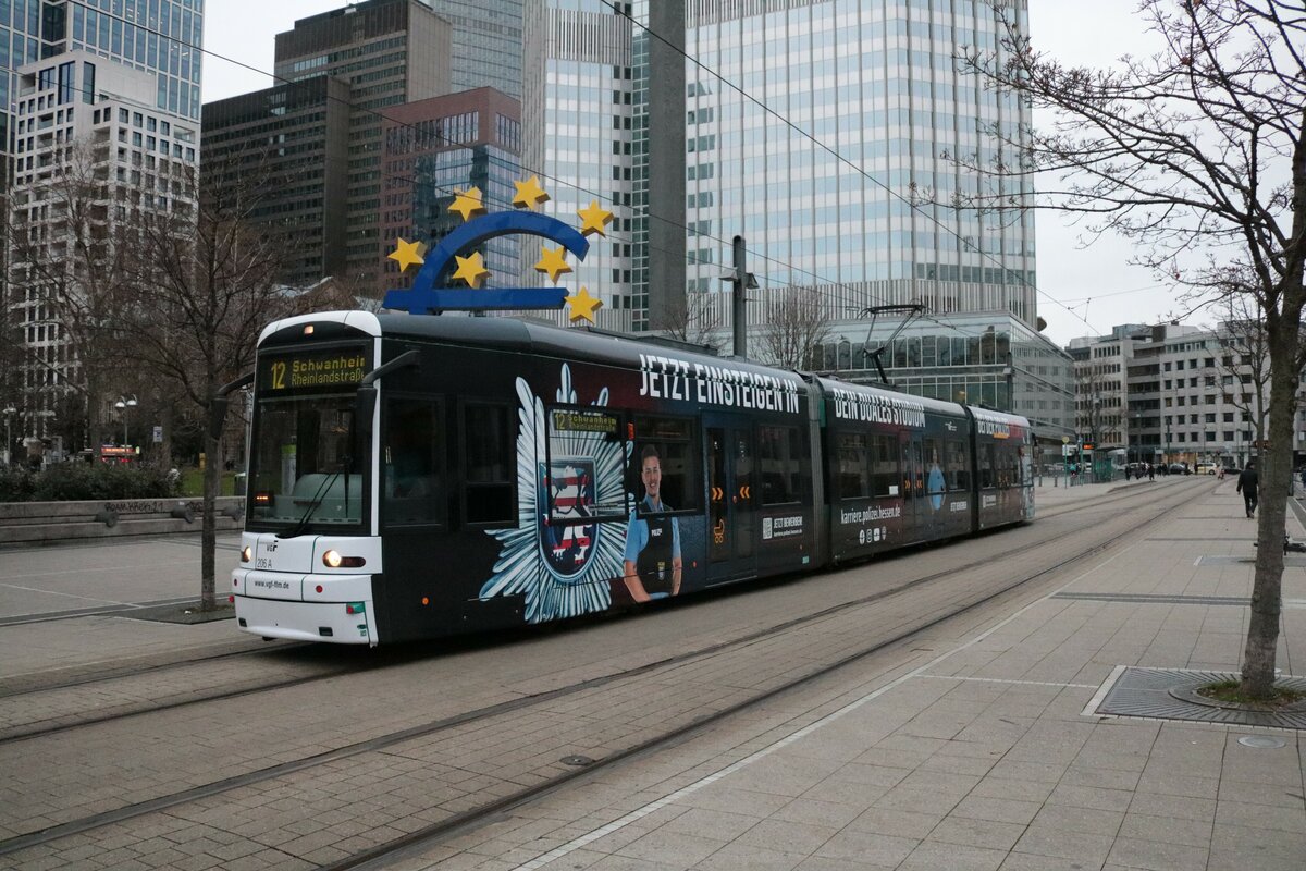 VGF Bombardier Flexity Classis S-Wagen 206 am 18.12.21 in Frankfurt am Main