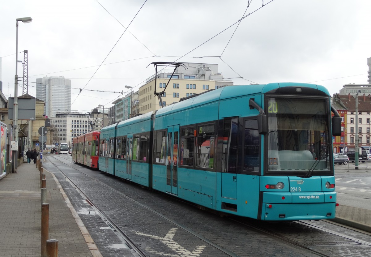 VGF Bombardier S-Wagen 224 von hinten am 04.04.15 in Frankfurt