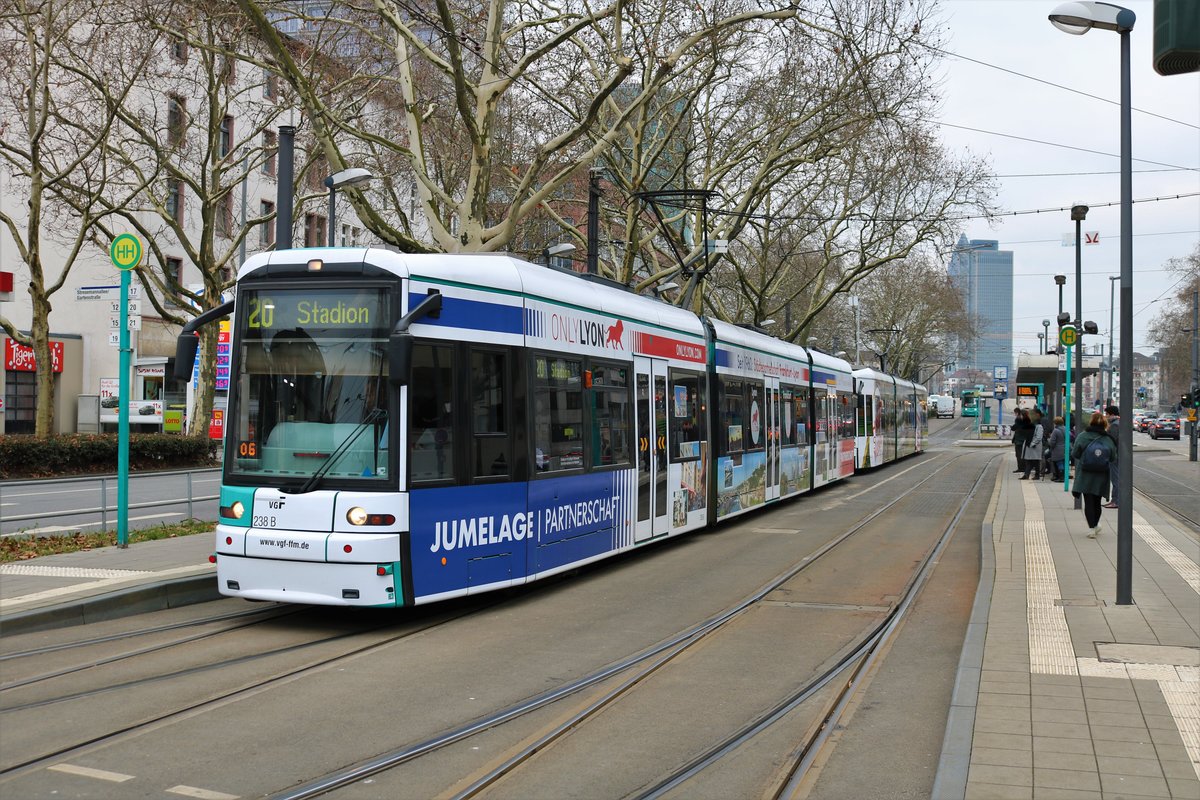 VGF Bombardier S-Wagen 238+2xx als Doppeltraktion in Frankfurt am Main Stresemannallee Gartenstraße am 13.01.18