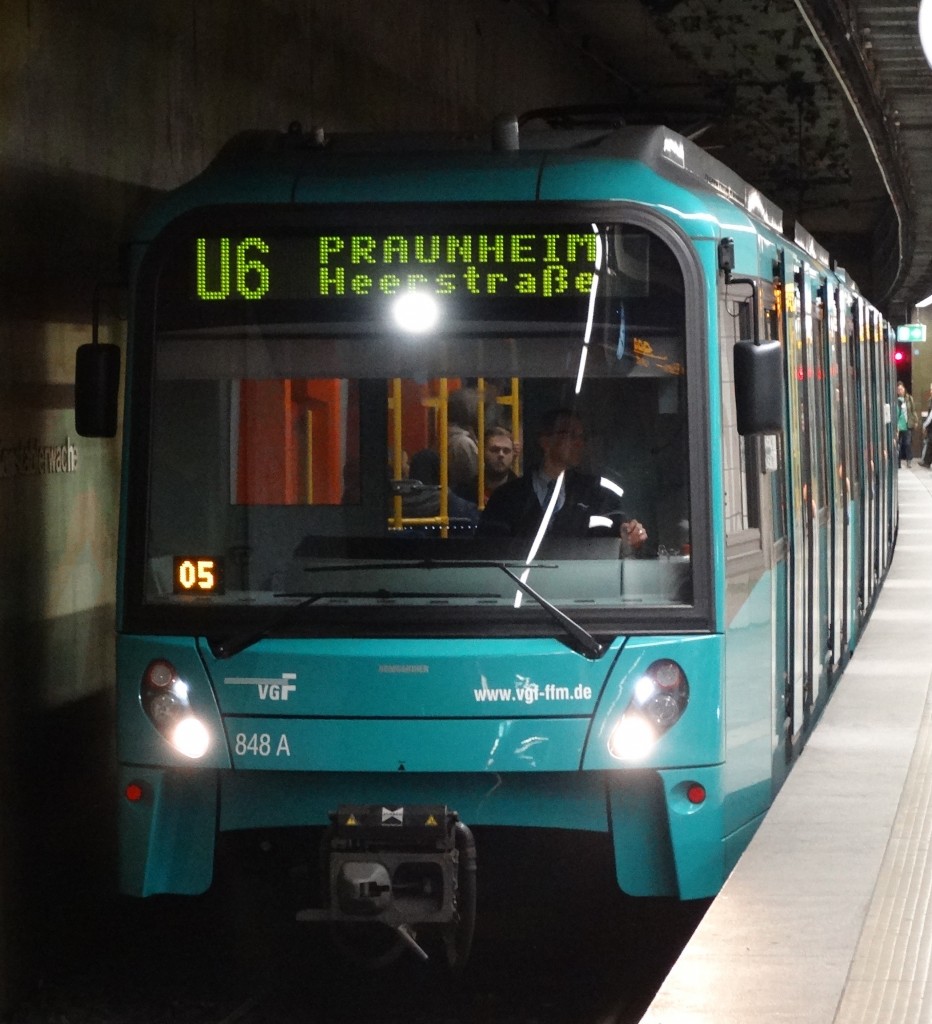 VGF Bombardier U5-25 Wagen 650 mit Dreilicht am 09.05.14 in Frankfurt Konstablerwache auf der U6