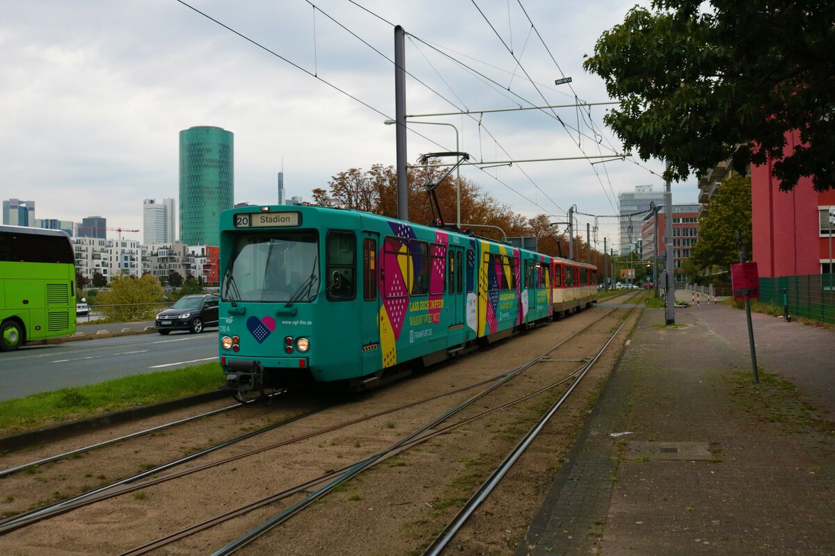 VGF Düwag Pt-Wagen 720+1xx als Stadionlinie 20 Doppeltraktion am 24.09.22 in Frankfurt am Main