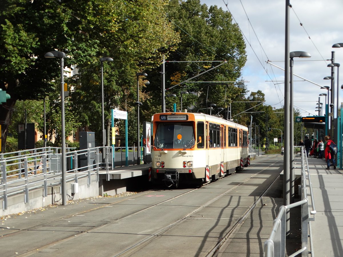 VGF Düwag Ptb Wagen 710 am 05.10.16 in Frankfurt Eckenheim. Er stand schon auf den Abstellgleis und jetzt Fährt er wieder. Totgesagte leben länger. Heute am 08.10.16 ist leider der letzte Betriebstag der Ptb Wagen auf der Linie U5