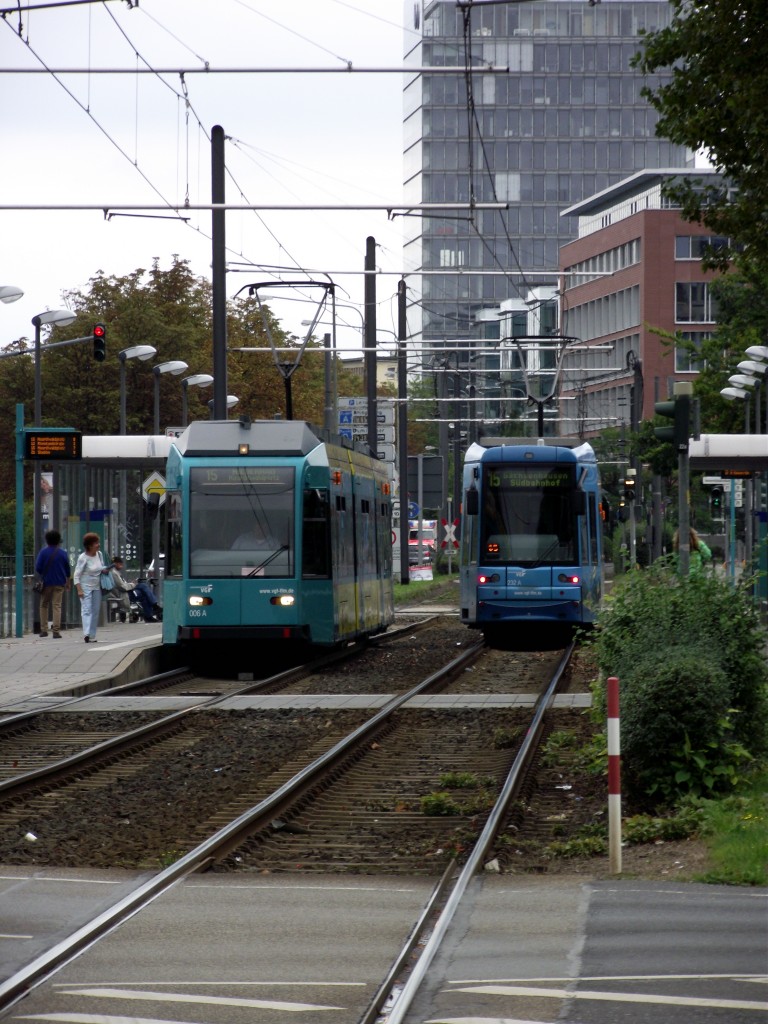 VGF R-Wagen begegnet einen S-Wagen am 08.09.13 an der Uni Klinik Frankfurt 