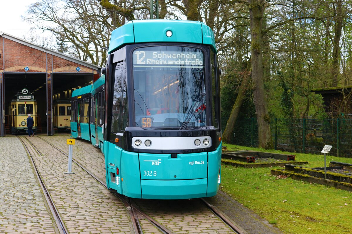 VGF Straßenbahn Frankfurt Alstom Citadis SX05 T-Wagen 302 am 08.04.23 in Frankfurt Schwanheim im Rahmen des Osterhasenexpress