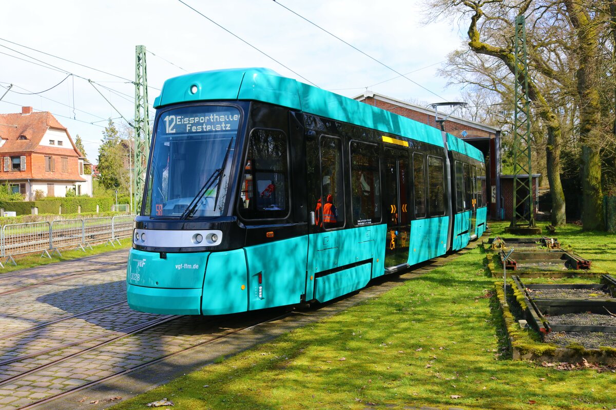 VGF Straßenbahn Frankfurt Alstom Citadis SX05 T-Wagen 302 am 08.04.23 in Frankfurt Schwanheim im Rahmen des Osterhasenexpress