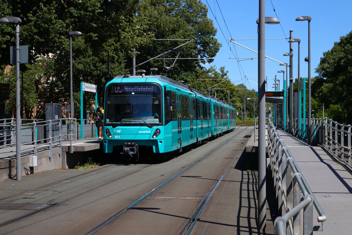 VGF U-Bahn Frankfurt Bombardier Flexity Swift U5-75 Wagen 900 auf der Linie U5 am 10.08.24