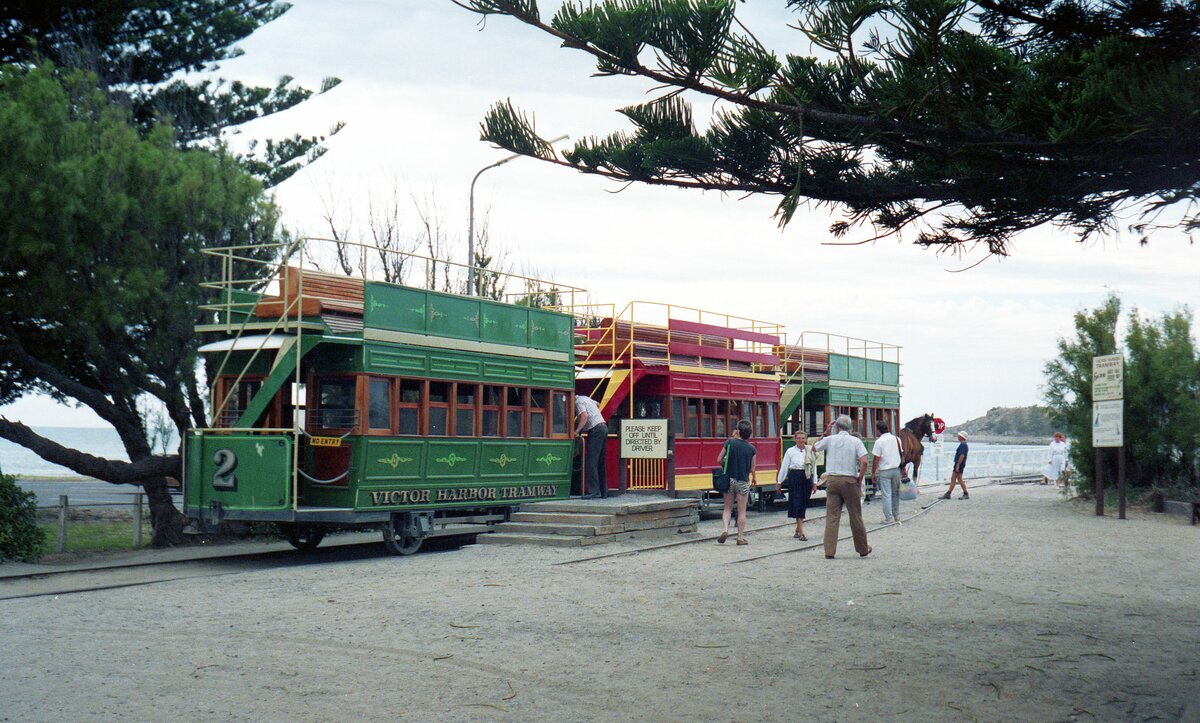 Victor Harbor Horse Tram__South Australia__Ein Drei-Wagen-Zug an der Abfahrtstelle...Mit Passagieren gibt's aber nur Solo-Wagen !__08-01-1989 