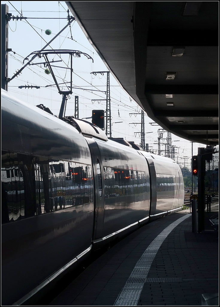 Vielleicht einen Meter -

... hat dieser ICE 3 nach seinem Halt in Nürnberg Hbf nach der Abfahrt schon oder erst zurückgelegt, als bei schon recht tiefstehender Sonne diese Aufnahme entstand. Es ist immerhin schon Bild 9999 meiner aktuellen Kamera.

22.08.2019 (M)