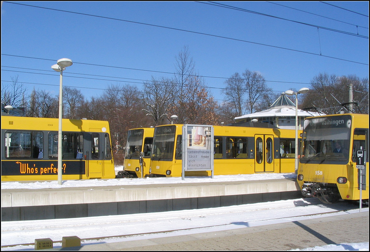 Vier Stadtbahnen - 

... im Endbahnhof Vaihingen-Bahnhof. Neben einem Zug der Linie U3 rechts stehen zwei Züge der U1 und ein weiterer, vielleicht ein Sonderwagen auf den anderen beiden Gleisen.

Stuttgart, 28.02.2005 