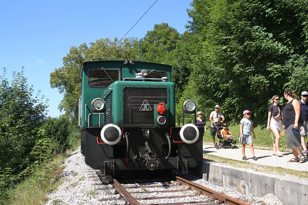 VL 1 (B-dh, Jung, Type RK 8 B, Bauj. 1968, Fab.Nr. 14036) der Museumstramway Mariazell am 11.August 2024 in der Haltestelle Mariazell-Promenadenweg.