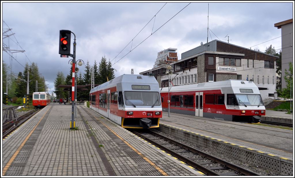 Volles Haus in Štrbské Pleso. 905 951-0 Zahnradbahn sowie die zwei GTW 425.954-5 und 425.955-2. (03.06.2014)