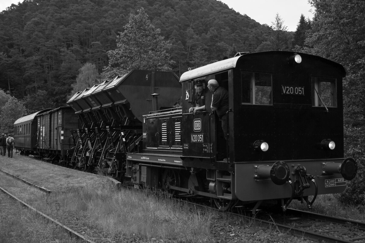 Vom 30.05.2024 bis 02.06.2024 wurden im Rahmen der Veranstaltung „40 Jahre Museumseisenbahn Kuckucksbähnel“ einige Sonderfahrten durchgeführt. Zu einer dieser Sonderfahrt gehört auch der GmP ins Elmsteiner Tal am 30.05.2024, welcher mit V20 051 der Historischen Eisenbahn Mannheim bespannt war. Hier ist der Zug in Erfenstein zu sehen.