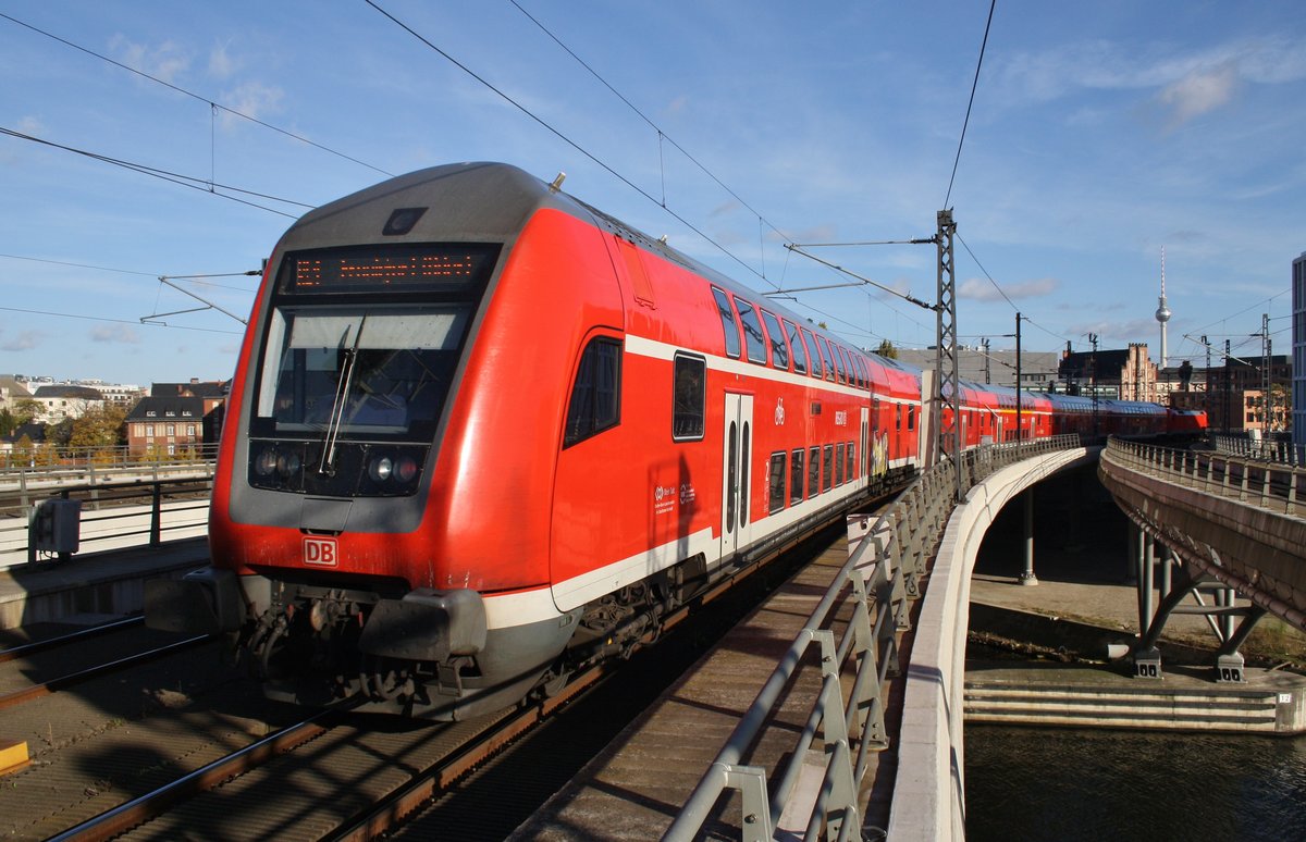 Von 182 015 geführt macht sich der RE1 (RE18117) von Magdeburg Hauptbahnhof nach Frankfurt(Oder) im Berliner Hauptbahnhof auf den Weg. (30.10.2016)