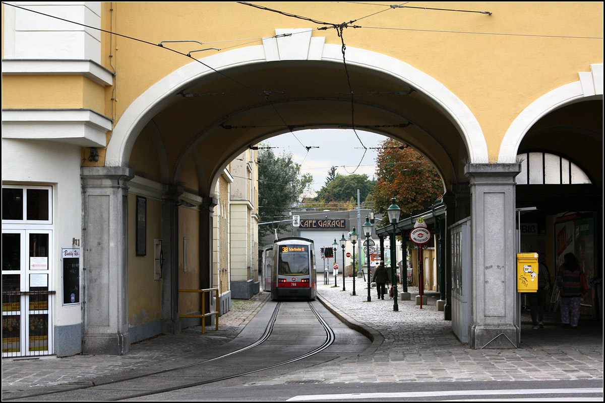 Von Außen -  

Endhaltestelle Grinzing der Wiener Straßenbahnlinie 38. 

08.10.2016 (M)