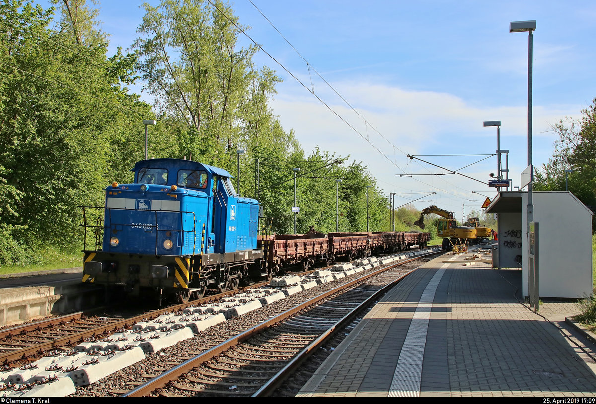 Von Ende April bis Anfang Mai 2019 fanden parallel zu den Maßnahmen zwischen Halle Südstadt und Angersdorf auch Gleisbauarbeiten am Hp Halle Zscherbener Straße auf der Bahnstrecke Merseburg–Halle-Nietleben (KBS 588) unter Vollsperrung statt.
345 213-3 (346 020-3 | DR V 60 D) der Eisenbahn-Bau- und Betriebsgesellschaft Pressnitztalbahn mbH (PRESS) steht mit vier Flachwagen, die von einem Zweiwegebagger der Schweerbau GmbH & Co. KG mit altem Schotter beladen werden.
[25.4.2019 | 17:09 Uhr]