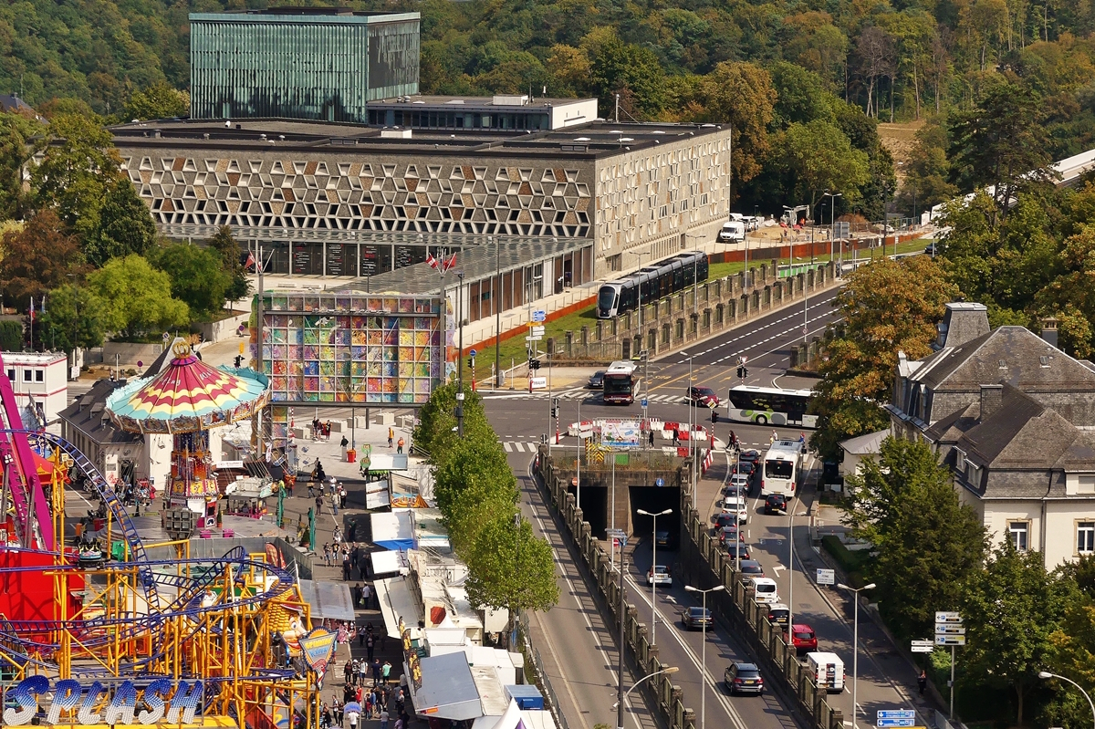 Von oben gesehen - Vom Riesenrad auf der  Schueberfouer  auf dem Glacis in Luxembourg-Ville Haute aus, hat man die Mglichkeit einen CAF Urbos von LUXTRAM S.A. zu fotografieren, wenn er auf dem Boulevard Robert Schuman am Grand Thatre de Luxembourg vorbeifhrt auf seiner Reise von Streplaz/Etoile nach Luxexpo in Luxembourg-Kirchberg. 28.08.2018 (Jeanny) 