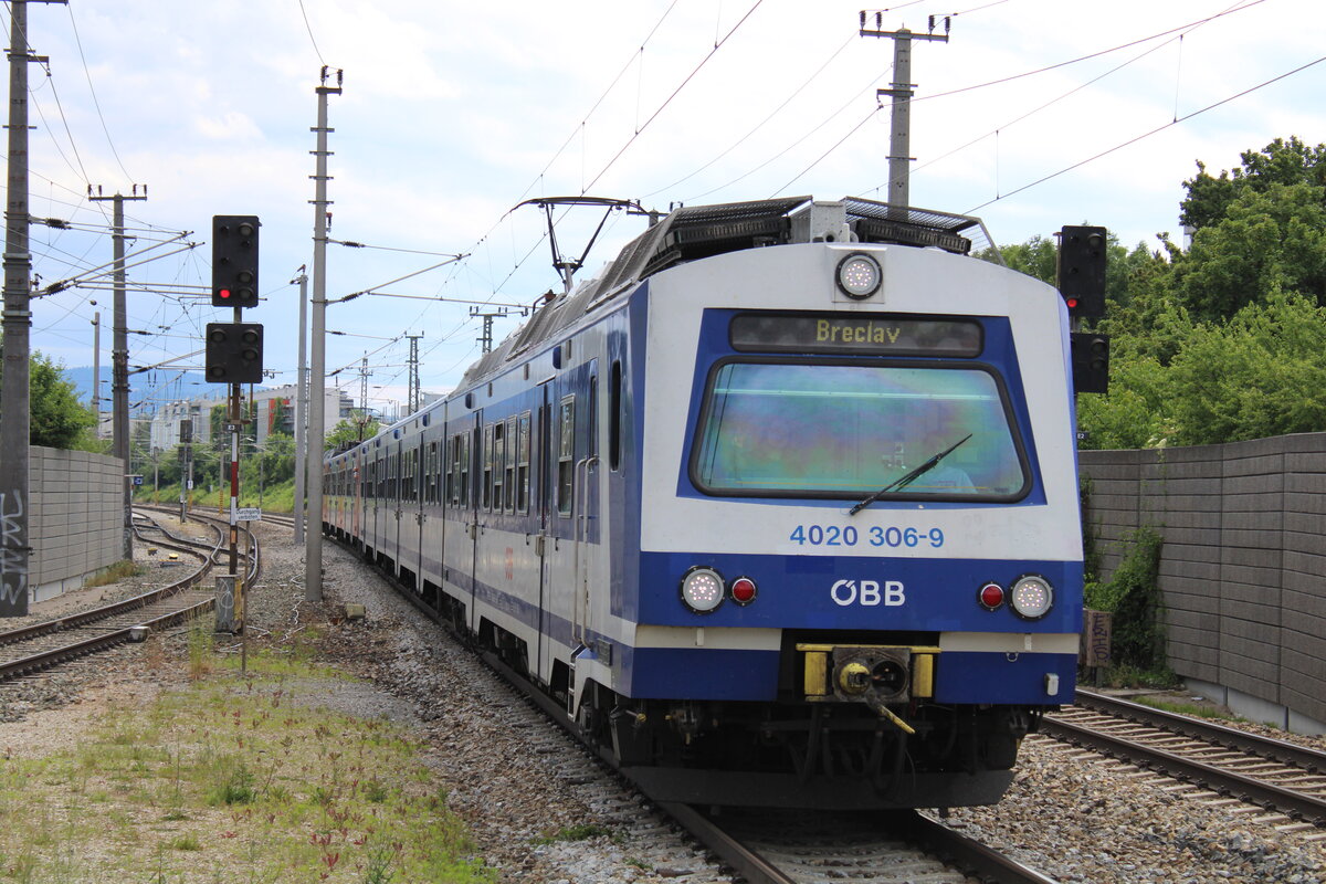 Von Wiener Neustadt Hbf bis Bernhardsthal ersetzten 4020 306 + 300 am 2.6.2022 eine defekte Dosto Garnitur. Von Bernhardsthal bis Breclav fuhr ein Schienenersatzverkehr. Das Foto wurde in Wien Atzgersdorf aufgenommen.  