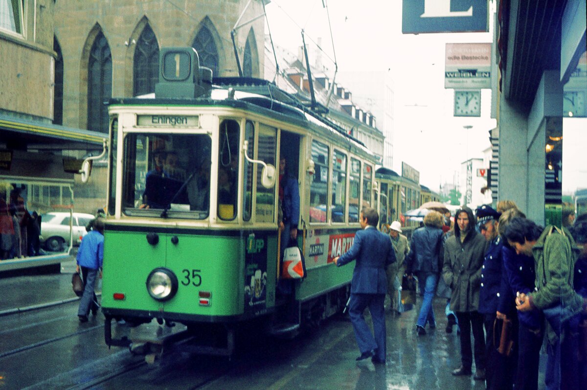 Vor 50 Jahren__Die Straßenbahn in Reutlingen verkehrte das letzte Mal am Samstag, 19. Oktober 1974. Im Bild 3-Wagenzug mit Tw 35 [ME 1929; 1962 ex SSB 259; heute als SSF 15* im Straßenbahnmuseum] am letzten Betriebstag in der Reutlinger Wilhelmstr.(Fähnchen nur auf einer Plattform). Mittags wurden noch die beiden Schülerzüge gefahren.(? Ja damals war auch am Samstag noch Schule.) Das Wetter paßte zur traurigen Stimmung, auch überwiegend in der Bevölkerung.__19-10-1974 *Städt. Straßenbahn Feuerbach.