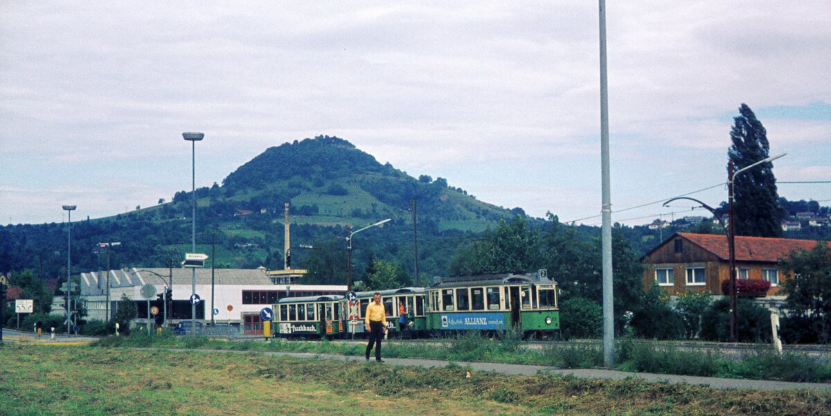 Vor 50 Jahren__Die Straßenbahn in Reutlingen verkehrte das letzte Mal am 19. Oktober 1974. 3-Wagen Zug der Linie 2 nach Pfullingen mit Tw 63 [ME 1950; 1966 ex SSB 294] unweit des Südbhf. mit der Achalm (707m) im Hintergrund.__02-09-1974