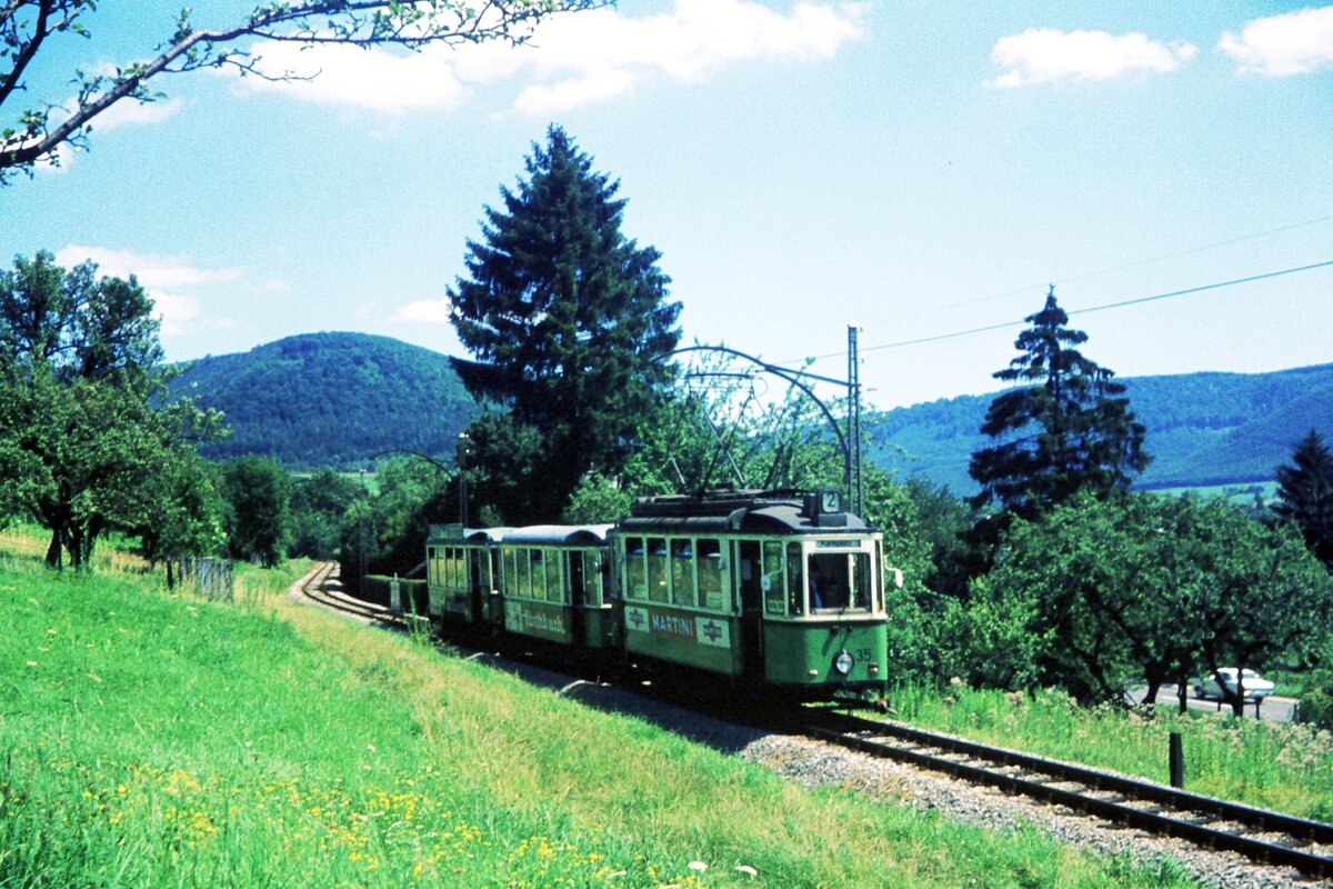 Vor 50 Jahren__Die Straßenbahn in Reutlingen verkehrte das letzte Mal am 19. Oktober 1974. Ausrückender Zug der Linie 2 von Eningen mit Tw 35 [ME 1929; 1962 ex SSB 259; heute als SSF 15* im Straßenbahnmuseum] und zwei Bw in Richtung Südbhf. unterwegs. Im Hintergrund Ausläufer der Schwäbischen Alb mit 759 Meter hohem Drackenberg.__29-07-1974