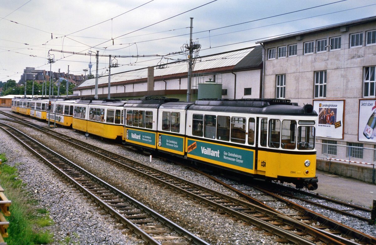 Vor dem Bw Degerloch wurden über lange Zeit einige Straßenbahnwagen als Reserve aufbewahrt. Vorn fällt vor allem ATW 2044 auf, welcher aus der Serie DoT4 (MF Esslingen) zum ATW umgebaut wurde (1986)