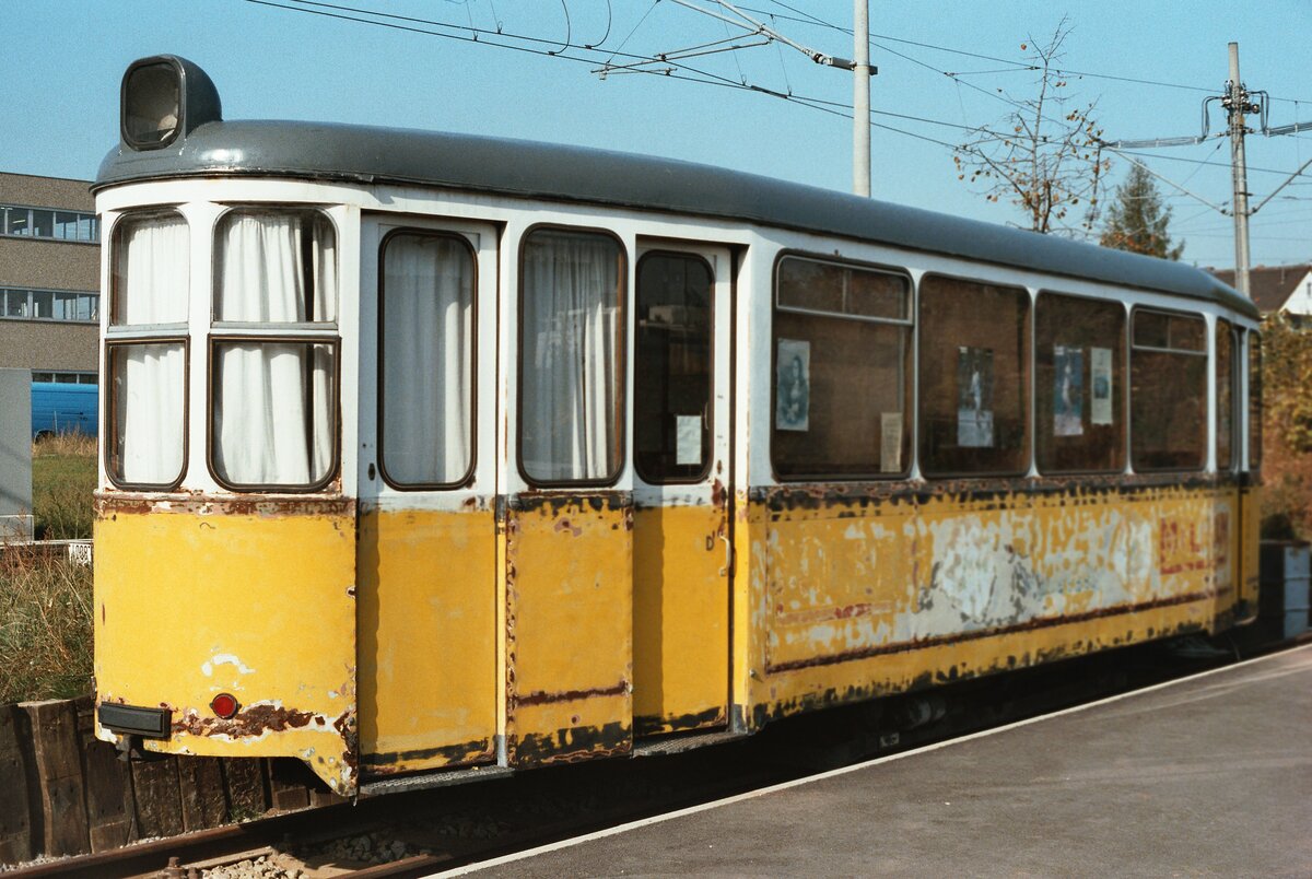 Vor dem Stuttgarter SSB-Zentrum war über lange Zeit Beiwagen 1533 (Serie B2) zu finden, wobei das auch einen Zweck hatte (welcher das war, ist mir nicht bekannt).
Datum: 22.10.1983