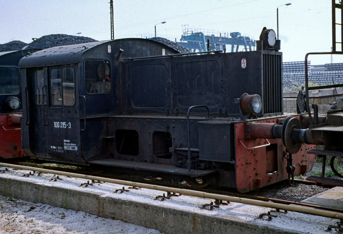 Vor einem Schwellenlager wurde am 19.09.1991 im Bw. Leipzig-Wahren die 100 215 fotografiert.