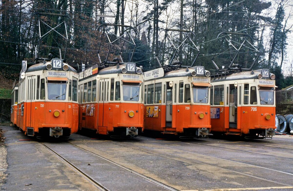 Vor der Schleife von Carouge reihten sich am 20.02.1988 einige Schweizer Standardwagen der Genfer Straßenbahn auf.