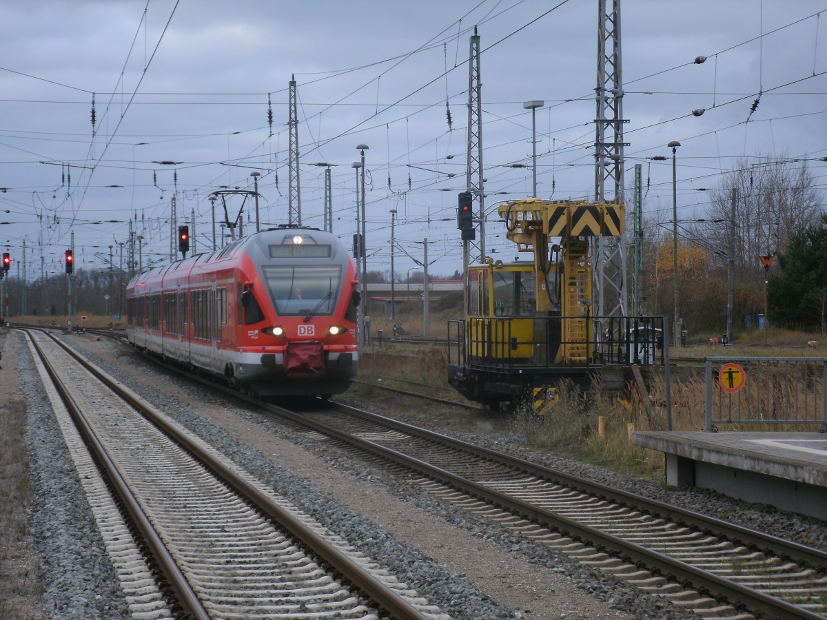 Vorbei am abgestellten GAF rollte der 429 030,am 17.November 2013,in den Bahnhof Bergen/Rügen.