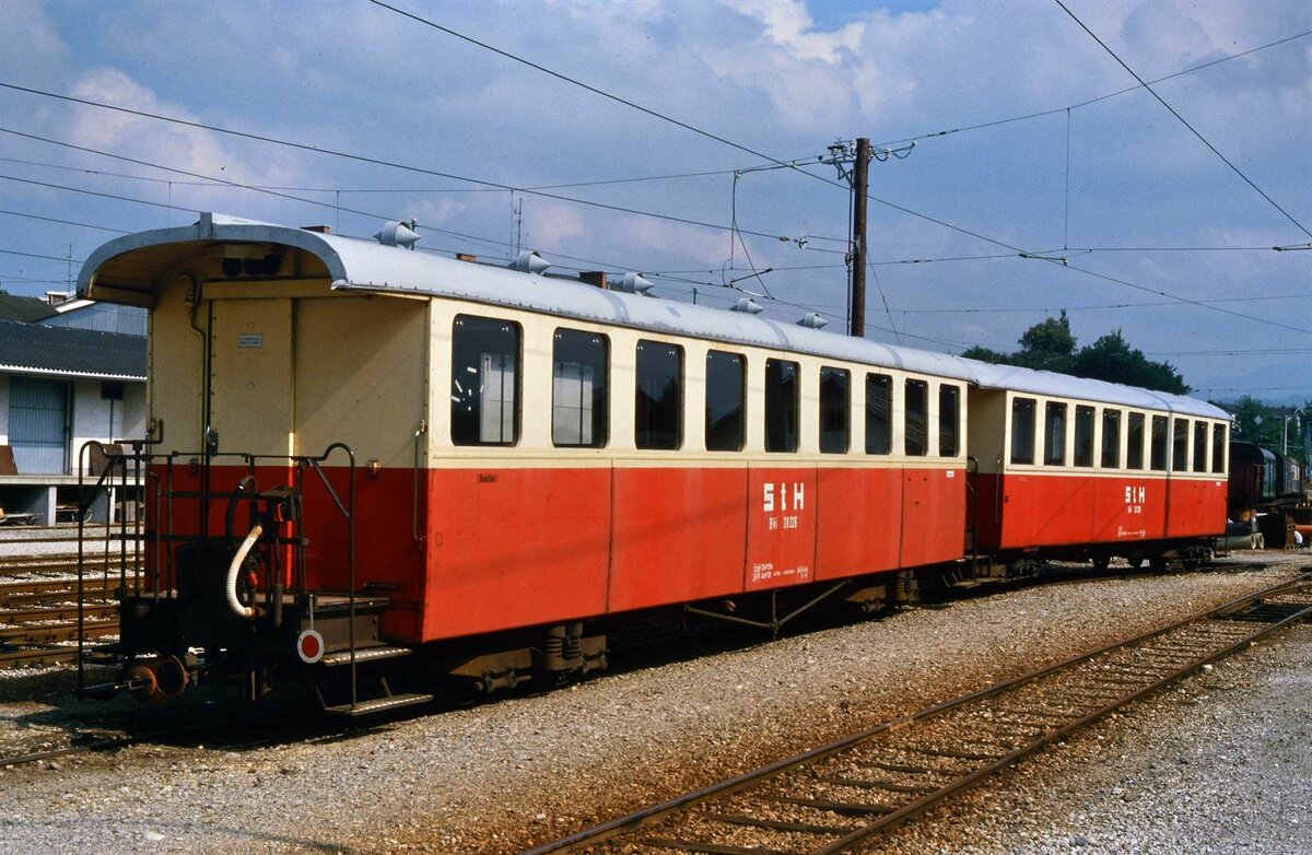 Vorchdorf Hauptwerkstätte, Personenwagen der Lokalbahn Gmunden-Vorchdorf.  
Datum: 06.04.1986