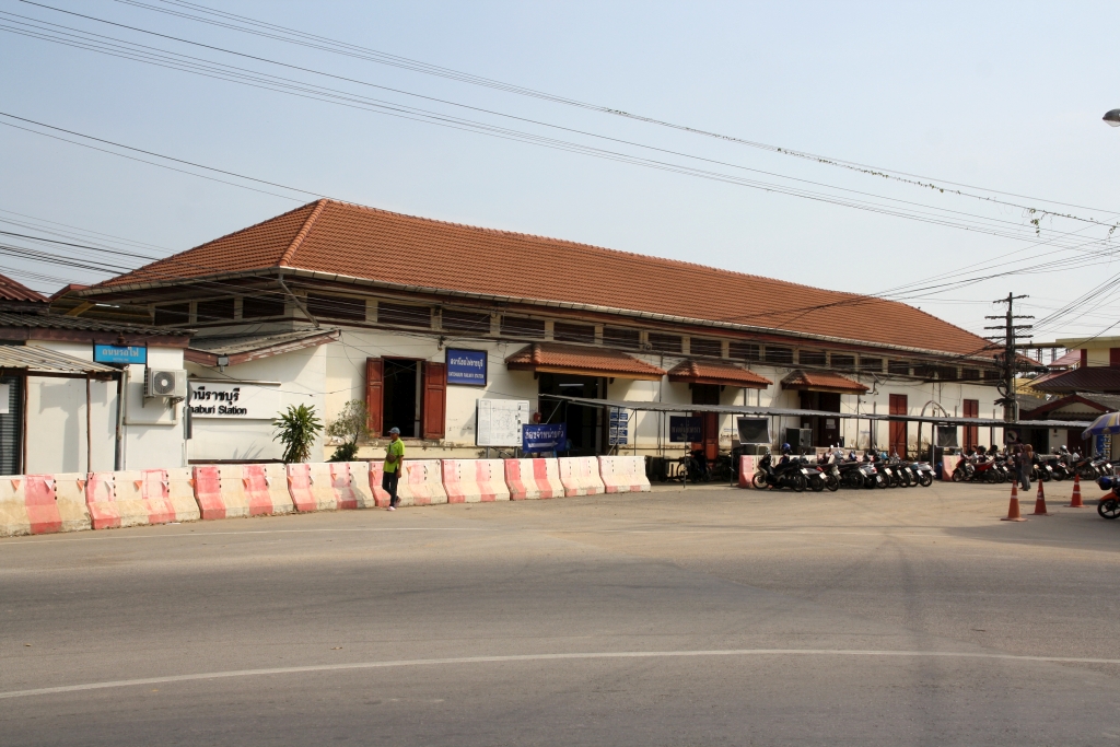 Vorplatzansicht des alten, noch im Betrieb befindlichem Aufnahmsgebäude der Ratchaburi Station. - Bild vom 06.Dezember 2024.