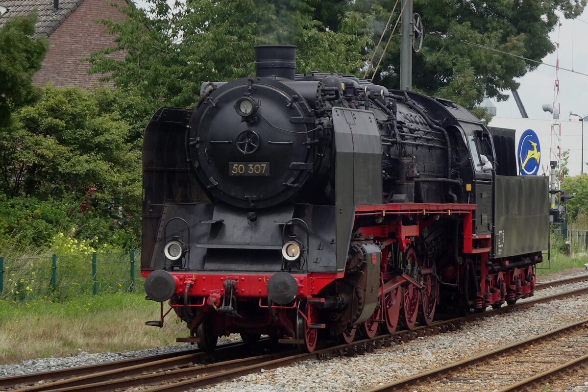 VSM 50 307 lauft am Mittag von 298 Juli 2023 um in Dieren. Das Bild wurde vom Bahnsteig gemacht.