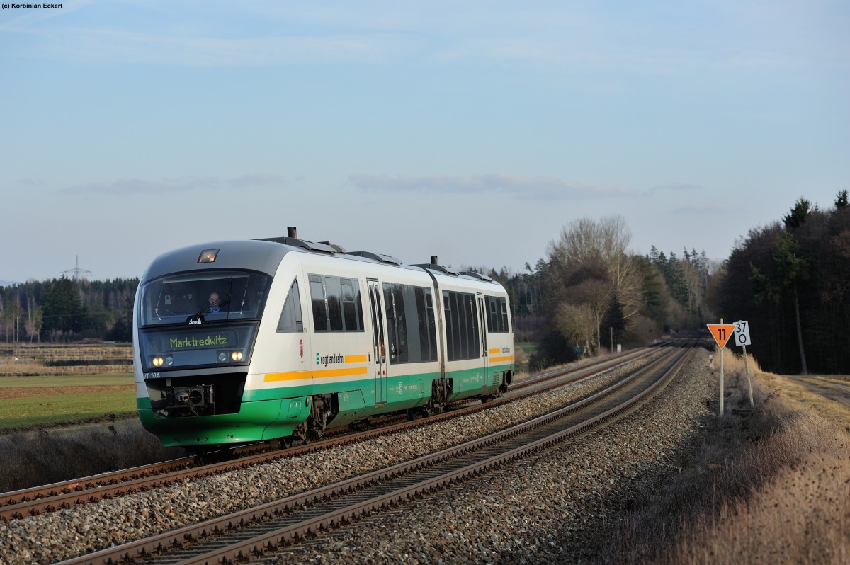 VT 10 der Vogtlandbahn mit VBG 74262 (+10) bei Oberteich Richtung Marktredwitz, 25.02.2014