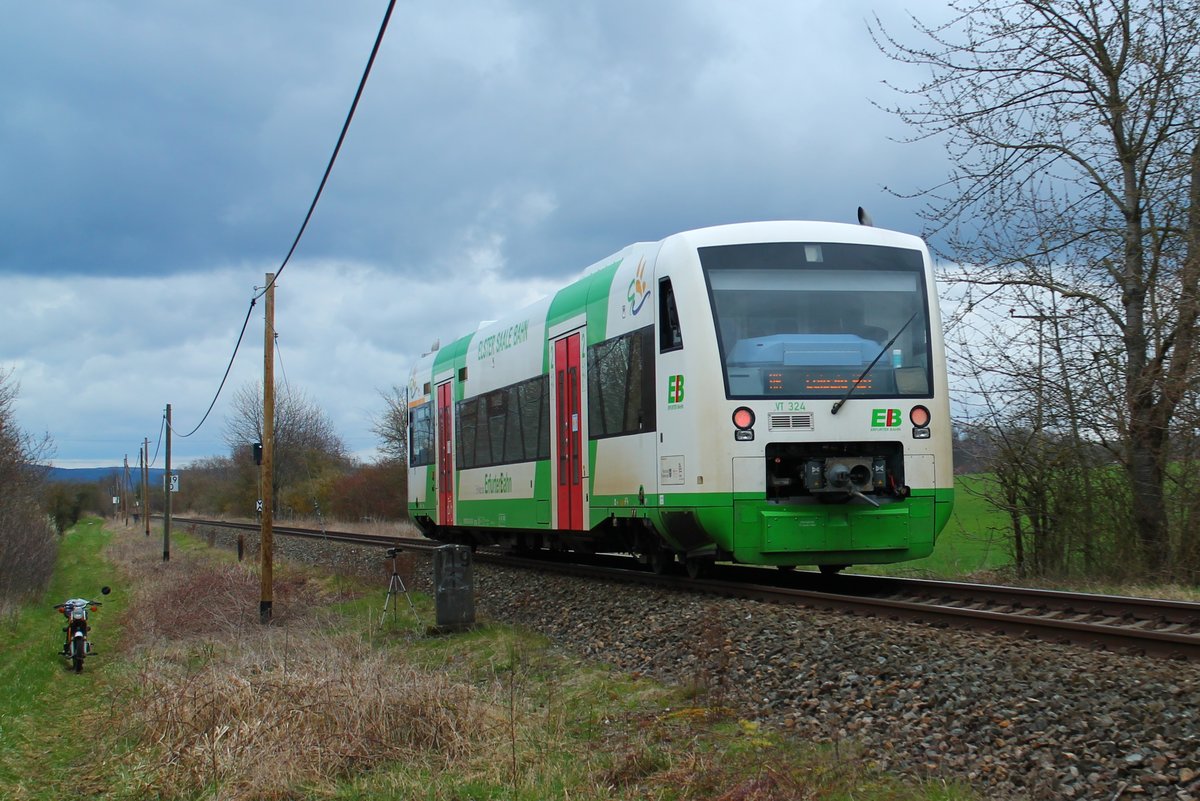 VT 324 der Erfurter Bahn (EB) am 12.4.2021 auf dem Weg von Saalfeld/Saale nach Leipzig. Hier bei der Ausfahrt Pößneck in Richtung Oppurg.